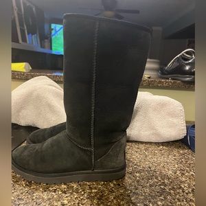 UGG Classic Tall II Boot women’s size 7.. color black.. good condition